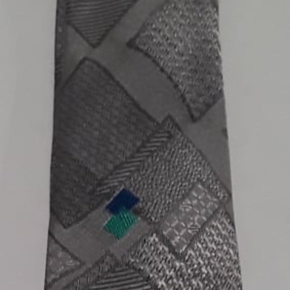 VINTAGE BBB, N.Y.C. - 100% POLYESTER NECKTIE - CLASSIC GEOMETRIC PATTERN - Picture 1 of 3